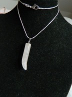 Jasnoróżowy kwarc, duży kieł, wisiorek uniseks