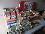 MARKLIN KOLEJ KOLEJKA LOKOMOTYWY WAGONY BUDYNKI SZLABANY TORY Lata 50-84szt