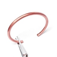 Energetyzująca bransoleta z miedzi z turmalinami wewnątrz.