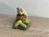 Figurka kolekcjonerska - świnka z koszem z kukurydzą dekoracja Academy