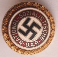 złota odznaka zasłużony dla NSDAP; III Rzesza; numer i sygnatura; II Wojna