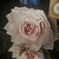 Wieczna kawowa róża, lśniąca duża róża, prezent Bogato zdobiona unikat