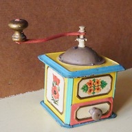 Stary blaszany młynek do kawy.