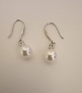 Kolczyki srebrne z perełkami – małe wiszące, eleganckie, klasyczne