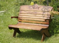 Ławka drewniana zdobiona wygodnie profilowane siedzisko i oparcie