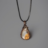 Wisiorek z kwarcu fantomowego i czystej miedzi na rzemieniu