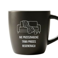 Kubek z grawerem Nie Przeszkadzać Trwa Proces Regeneracji biały środek