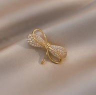 Delikatna Broszka Złota Kokardka z kamyczkami Mała Przypinka Ozdoba Prezent