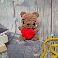 Mały miś z serduszkiem - maskotka na szydełku handmade