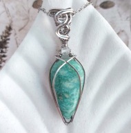 Naszyjnik z kamieniem, amazonitem w stali, elegancka biżuteria handmade