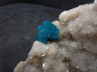 Kawansyt na Heulandycie - Elektryzująca Niebieska Rozeta Kryształów | Indie