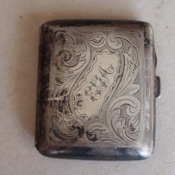 Papierośnica z monogramem. - ang. plater