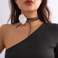 Naszyjnik Choker biała róża i Czarnym Sznurkiem fascynator róża prezent