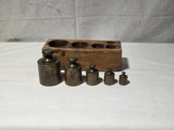 Stare odważniki mosiężne 50g-1kg w drewnianym etui