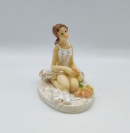 śliczna siedząca baletnica w BALETKACH figurka 1z3