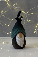 Ręcznie rzeźbiony gnom jelonek – unikat, rękodzieło premium | 10,5 cm