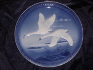 Hutschenreuther Talerz kolekcjonerski porcelana dekoracyjny obraz Łabędzie