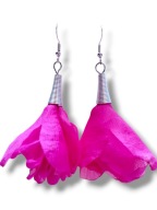 001SF Urocze delikatne kolczyki kwiaty szyfonowe FUKSJA srebrne KRÓTKIE