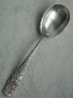 # Piękna srebrna masywna łyżeczka do cukiernicy #