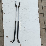 Toyota Yaris I siłownik amortyzator klapy bagażnika 2 szt