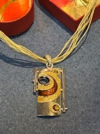 METALOPASTYKA EMALIA BURSZTYNOWA CHROM NASZYJNIK