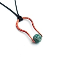 Wisiorek z miedzi z trawionym agatem - kulką. Antystresowy.