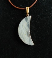 Amazonit kamień odwagi, półksiężyc, wisiorek na rzemieniu