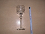 Kieliszki kanelowane szklane do wina na nóżce.