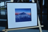 Zimowy szczyt o świcie – oryginalna fotografia w passe partout – WOŚP