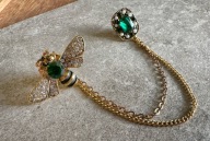 Pin przypinka Broszka z łańcuszkiem kołnierzyk kurtka Pszczoła Pszczółka