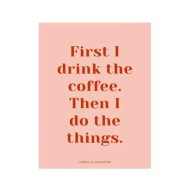Plakat „First I Drink the Coffee” – Cytat Motywacyjny