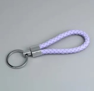 Pleciony fioletowy brelok – prosty dodatek do kluczy, torebki, plecaka