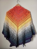 Kolorowa chusta wykonana na szydełku