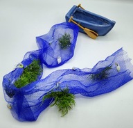 ceramiczna łódka z siecią, a w sieci konik morski