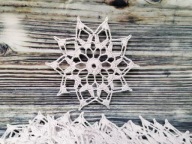 Gwiazdki, śnieżynki szydełkowe na choinkę bombki, wzór 2