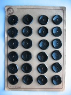 Stare NIEUŻYWANE GUZIKI NA PAPIEROWEJ PALECIE