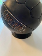 Stojak Ekspozycyjny na Piłkę – Minimalistyczny Uchwyt