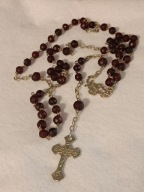 Ciekawy różaniec z bordowymi paciorkami