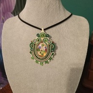 Wisior sutasz z motywem fiołków