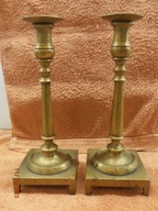 Dwa stare świeczniki z mosiądzu.