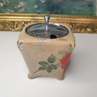 Eleganckie porcelanowe puzderko z uchwytem w kształcie motyla.