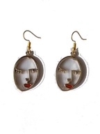 Kolczyki twarz czerwone usta złote