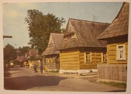 CHOCHOŁÓW. Główna uliczka z zabytkowym budownictwem