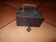 MAŁA METALOWA SKRZYNKA Z KLUCZEM NA KOSZTOWNOŚCI