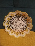 Wielkanocny koronkowy talerzyk z żółtym brzegiem