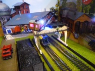 Kolejowy Załadunek Węgla z Dźwigiem i Zasobnikami Oświetlony Ledami.