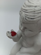 Aniołek amorek podaje serduszko -18cm - do postawienia na krawędzi półki