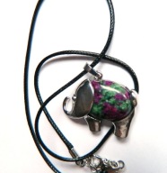 Zoizyt z rubinem, mały wisiorek, słoń, słonik