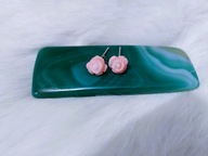 Srebrne kolczyki sztyfty z naturalną rzeźbioną koralową różyczka 925 pr