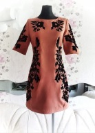 SUKIENKA JASNOBRĄZOWA HAFTOWANA KWIATY POMARAŃCZ KWIATAMI CZARNO ŁOSOSIOWA